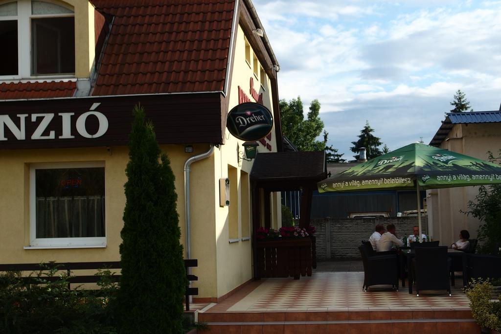 Romantik Etterem - Panzio Tatabánya Exterior foto