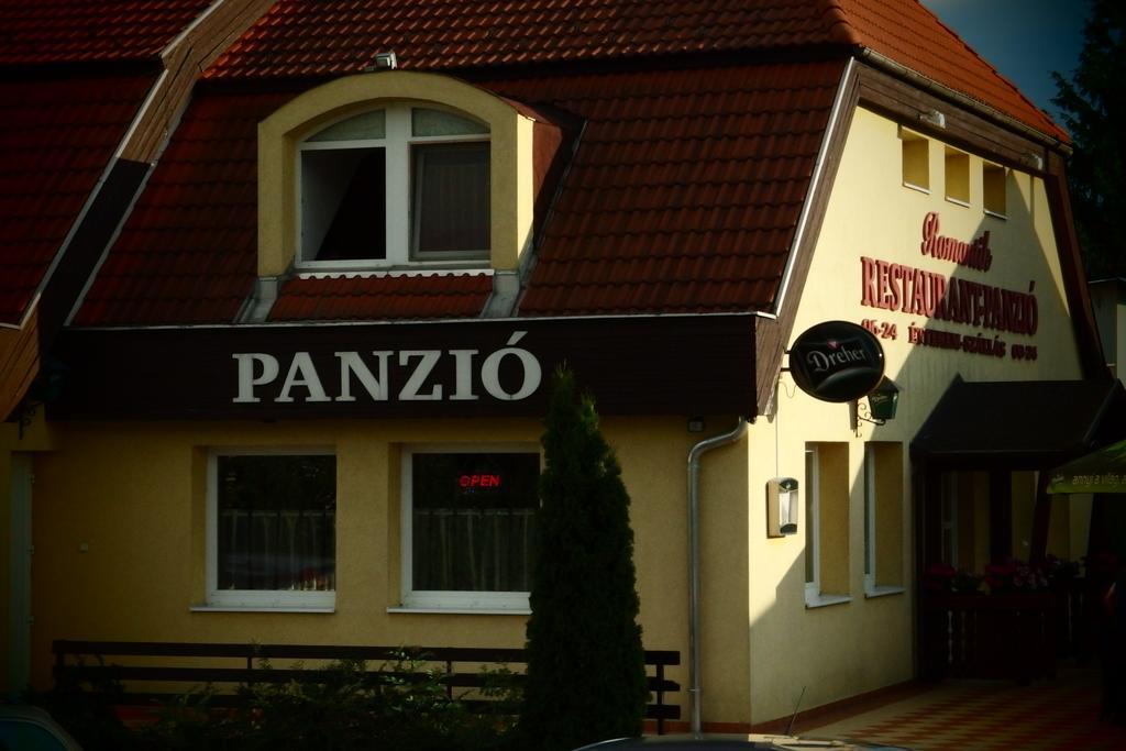 Romantik Etterem - Panzio Tatabánya Exterior foto