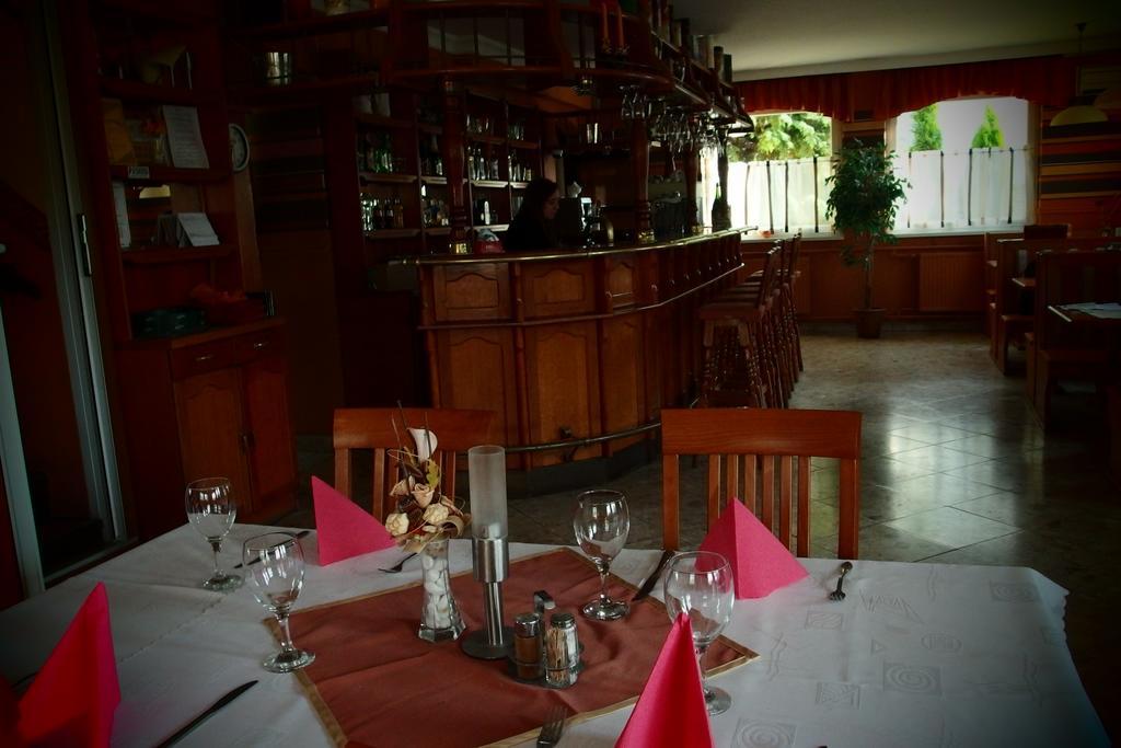 Romantik Etterem - Panzio Tatabánya Exterior foto