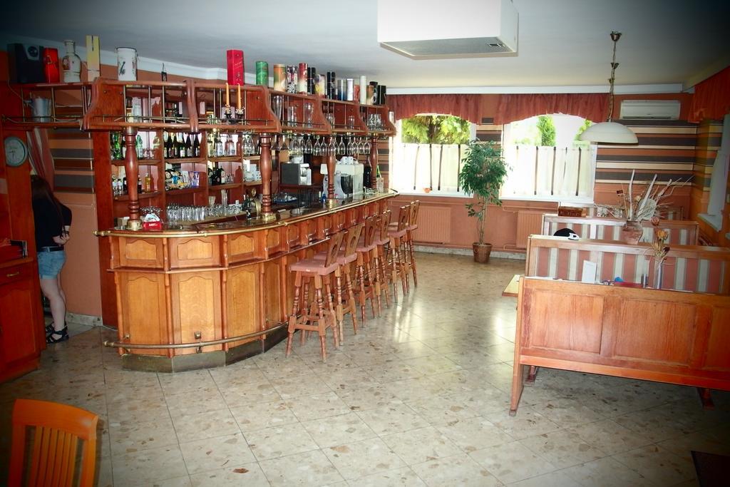 Romantik Etterem - Panzio Tatabánya Exterior foto