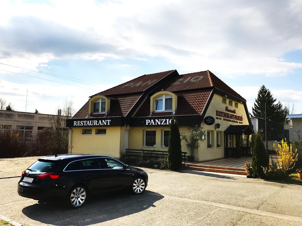 Romantik Etterem - Panzio Tatabánya Exterior foto