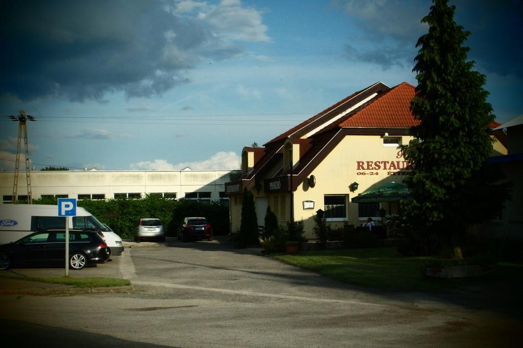 Romantik Etterem - Panzio Tatabánya Exterior foto