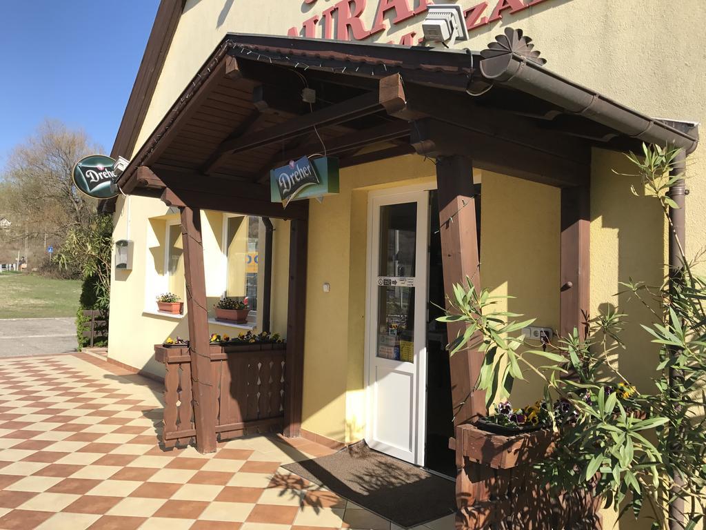 Romantik Etterem - Panzio Tatabánya Exterior foto